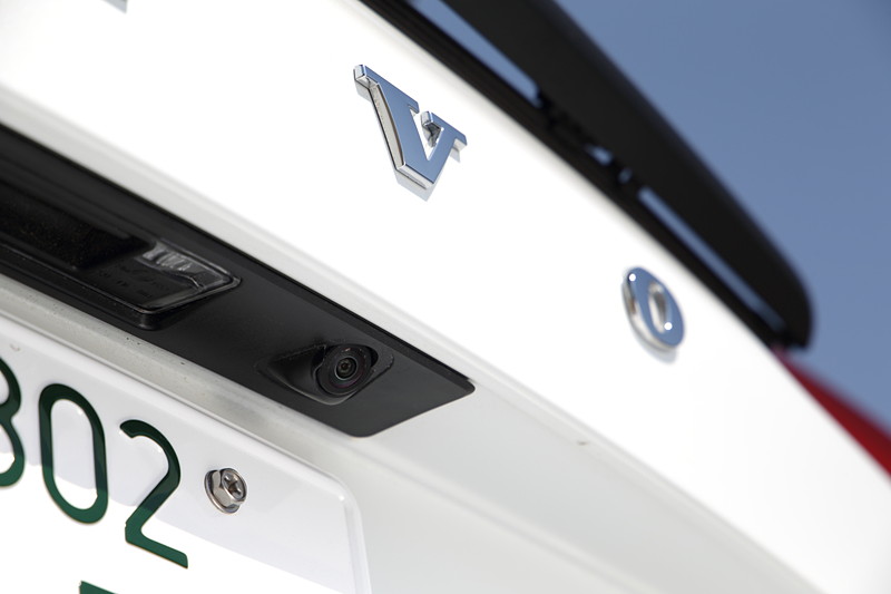 「360°ビューカメラ」「パーク・アシスト・パイロット（縦列・並列駐車支援機能）」といった機能を活用するため、フロントグリルのエンブレム付近と、左右のサイドミラーカバーの下、リアに計4つのカメラを搭載