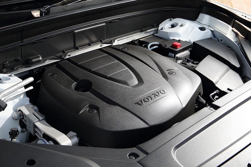 XC90 D5に搭載される最高出力173kW（235PS）/4000rpm、最大トルク480Nm（48.9kgfm）/1750-2250rpmを発生する直列4気筒DOHC 2.0リッター直噴ターボディーゼル「D4204T」型エンジンは、ボルボのクリーンディーゼルラインアップの中で最も高出力となる。WLTCモード燃費は13.6km/L