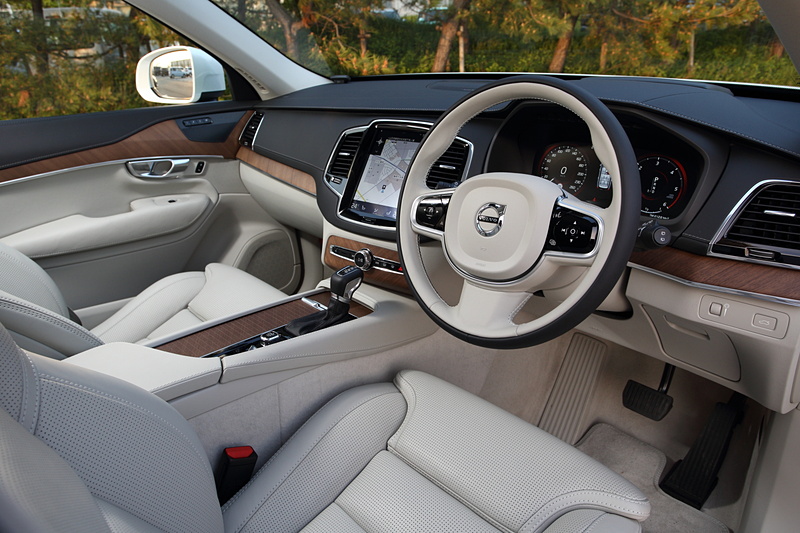 チャコールとブロンドで落ち着いたイメージのインテリア