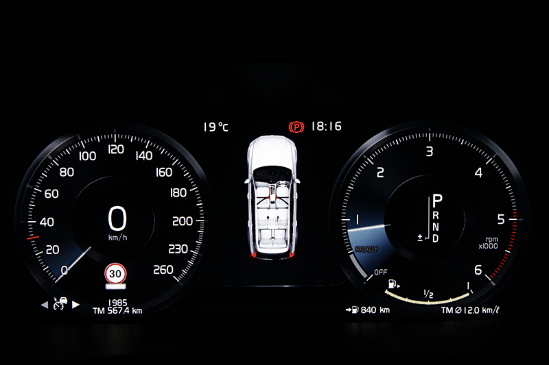 メーターのデザインは好みに応じて4種類から選ぶことができ、中央のディスプレイもナビ表示などに変更可能