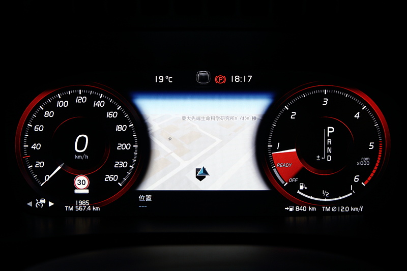 メーターのデザインは好みに応じて4種類から選ぶことができ、中央のディスプレイもナビ表示などに変更可能