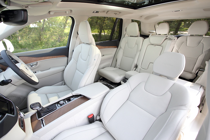 XC90は3列シートの7人乗り仕様。2列目中央の席はシート座面を引き上げるとチャイルドシートとして使えるギミックが仕込まれている