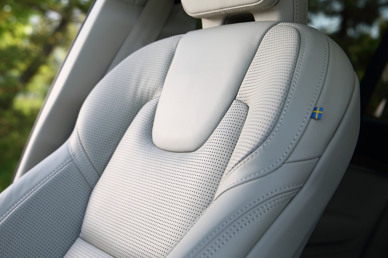 XC90 D5 Inscriptionのシート表皮はパーフォレーテッド・ファインナッパレザー