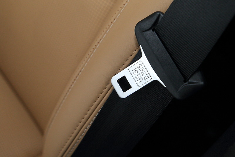 シートベルトのタングには「SINCE 1959」というボルボが世界で初めて3点式ベルトを標準採用した年が刻まれる