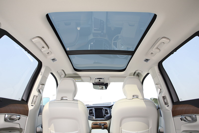 2列目シートまで広がる「チルトアップ機構付電動パノラマ・ガラス・サンルーフ」は20万6000円のオプション装備