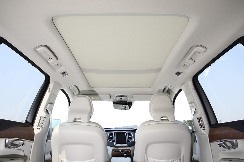 2列目シートまで広がる「チルトアップ機構付電動パノラマ・ガラス・サンルーフ」は20万6000円のオプション装備