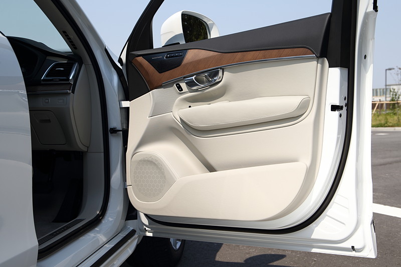 XC90 D5 Inscriptionでは、ドアトリムなどに計14スピーカーを搭載する「harman/kardonプレミアムサウンド・オーディオシステム」を標準装備