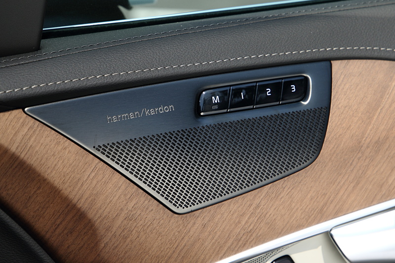 XC90 D5 Inscriptionでは、ドアトリムなどに計14スピーカーを搭載する「harman/kardonプレミアムサウンド・オーディオシステム」を標準装備