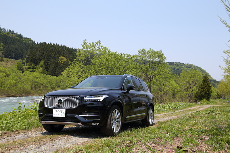 電子制御式4輪エアサスペンション搭載車はドライブモードを切り替えることで乗り味や空力性能を高めるほか、オフロードモードでは車高が40mm上昇して走破性を向上させる。写真は左が通常時、右がオフロードモード時