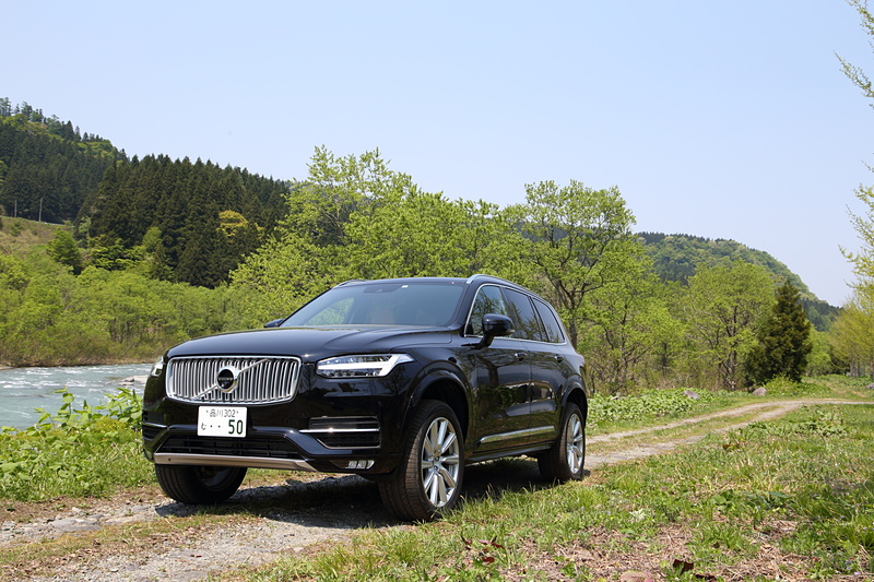 電子制御式4輪エアサスペンション搭載車はドライブモードを切り替えることで乗り味や空力性能を高めるほか、オフロードモードでは車高が40mm上昇して走破性を向上させる。写真は左が通常時、右がオフロードモード時