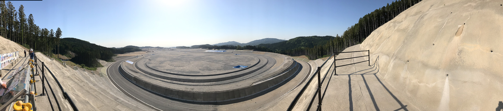 カントリー路とともに、建設中であるテストコースエリアも見ることができた。まるで巨大な古墳を作っているかのような印象で、その広大さに圧倒された