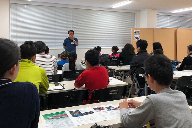 「ストップ！　温暖化 Kids ERK on Ice」（キッズ電気レーシングカート・アイスリンク試乗＆親子最新EV試乗会）は、埼玉県上尾市にある埼玉アイスアリーナで開催され、10組の親子が参加してくれました。日本EVクラブ代表の舘内さんが、まずはやさしく面白く、なぜEVへのシフトが急務なのかをレクチャーしてくれます