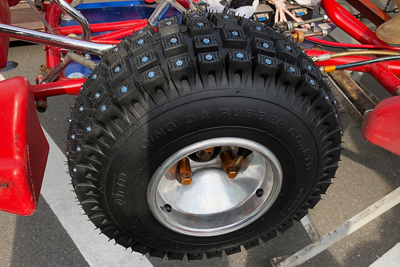 これが、舘内さんが海外まで探し回りようやく見つけたという、スケートリンクを走るためのカート用スパイクタイヤ。これはアメリカから取り寄せたものだそう。前後とも同じサイズを装着しています