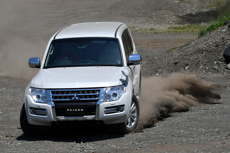 「パジェロファンミーティング2019」では、ラリードライバー 増岡浩選手がド派手なスペシャルデモ走行を披露してくれた