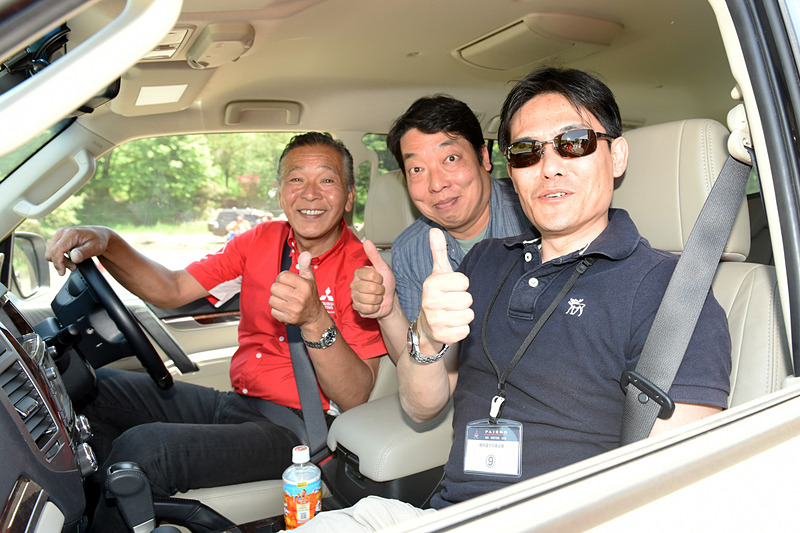 同乗体験した千葉県から参加の菊口さん。すり鉢状エリアをスライド走破するテクニックに「自分の運転なら横転してる！」と驚嘆