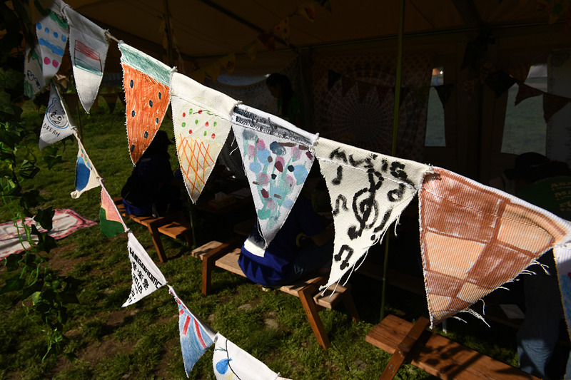ガーランドはテントの周囲を飾り付ける三角フラッグが連なったもの