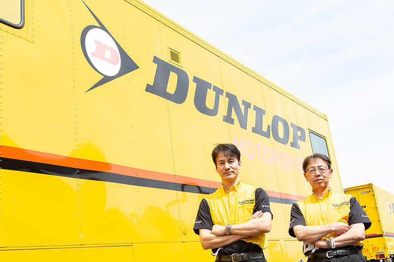 住友ゴム工業株式会社 モータースポーツ部長 谷川利晴氏（右）と、モータースポーツ部 課長 今北剛史氏（左）