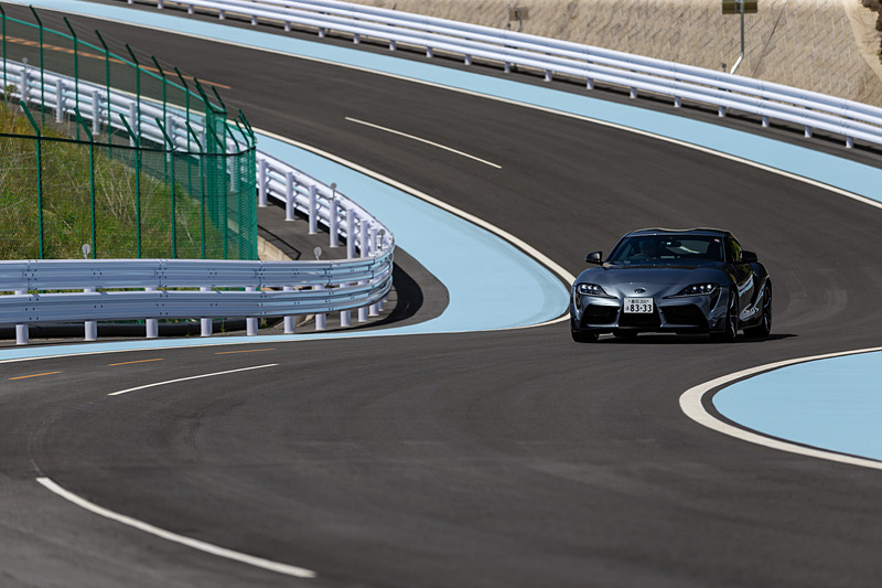 新型スープラ「RZ」のボディサイズは4380×1865×1290mm（全長×全幅×全高）、ホイールベースは2470mm。SZ-R、SZでは全高が5mm高くなる。搭載する直列6気筒 3.0リッター直噴ターボ「B58」型エンジンは最高出力250kW（340PS）/5000rpm、最大トルク500Nm（51.0kgfm）/1600-4500rpmを発生