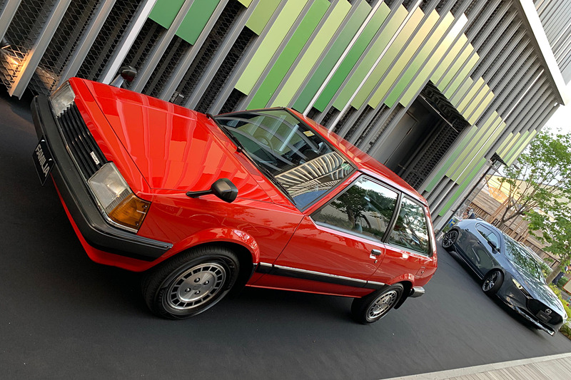 発表会の会場にはMAZDA3と一緒に懐かしい赤い「ファミリア XG」も展示されていた