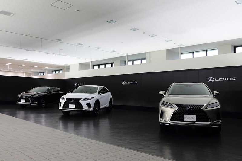 マイナーチェンジして8月下旬に発売予定の新型「RX」を初公開