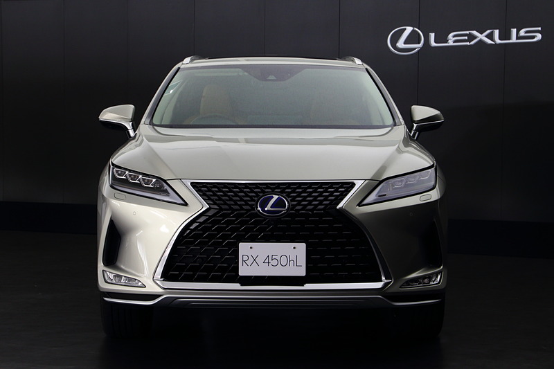 フロントマスクの大きな特徴である「スピンドルグリル」は下辺位置を高め、“version L”ではバンパー下部をバンパーガード形状にして力強さを、“F SPORT”ではスポイラー形状にして軽快さを演出する