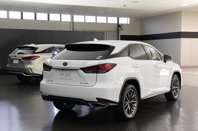 リアコンビネーションランプのL字型に発光するエリアを上側に変え、リアバンパーも意匠変更を実施