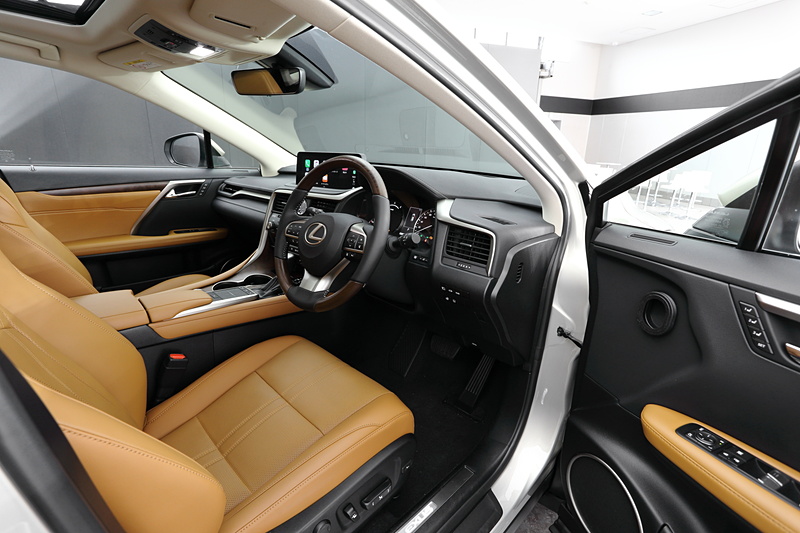 RX450hLのインテリア。内装色は新色の「オーカー」