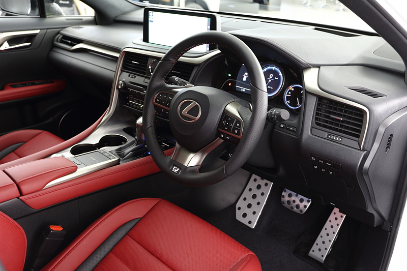 RX300のインテリア。内装色は“F SPORT”専用の「フレアレッド」