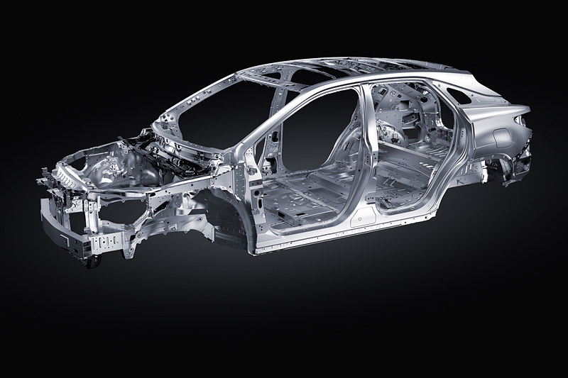 スポット溶接の打点を増やし、構造用接着剤の接着面を拡大してボディ剛性を強化。赤いラインの部分に構造用接着剤を使用している