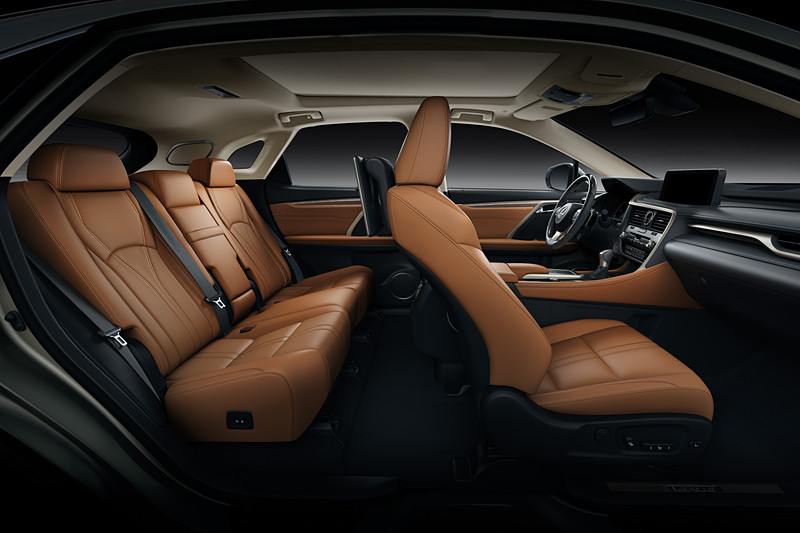 新型RX・海外モデル。新たに内装色に追加された「オーカー」（左）、「ホワイトアッシュ」（中央）、「フレアレッド（“F SPORT”専用）」（右）