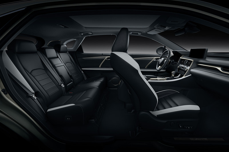 新型RX・海外モデル。新たに内装色に追加された「オーカー」（左）、「ホワイトアッシュ」（中央）、「フレアレッド（“F SPORT”専用）」（右）