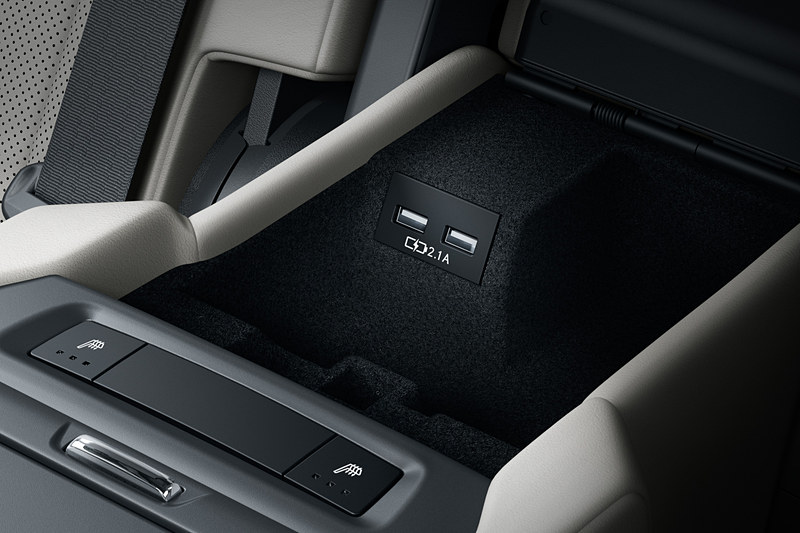 センターコンソールにフロントシート用2個、セカンドシート用2個の充電用USB端子を新設