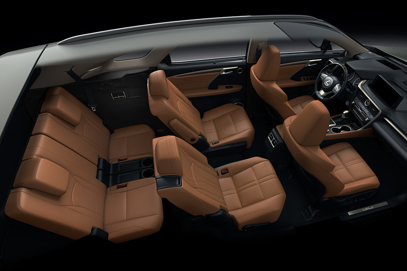 3列シート車の「RX450hL」は2列目シートにベンチシートが選択可能になり、3列目シートの位置を前後2か所で変更できるようになった