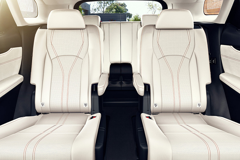 3列シート車の「RX450hL」は2列目シートにベンチシートが選択可能になり、3列目シートの位置を前後2か所で変更できるようになった