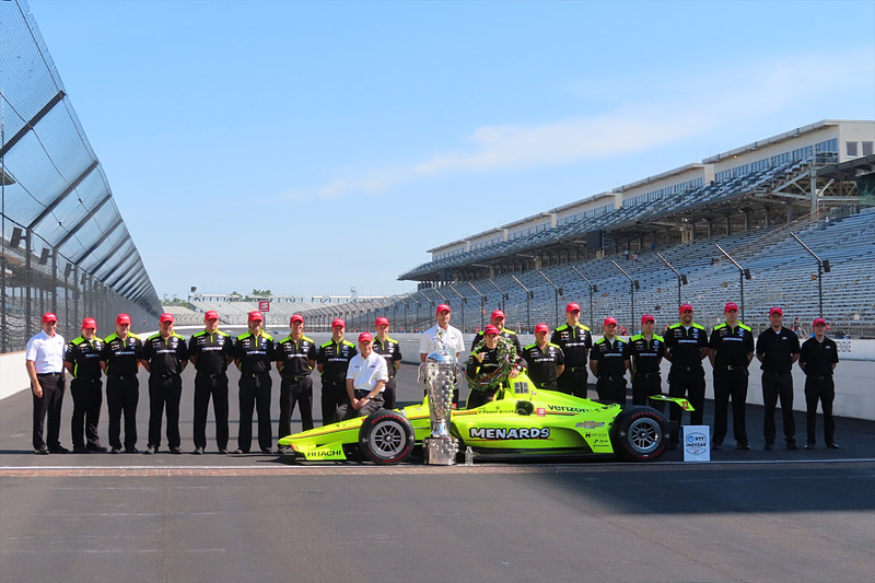 チームスタッフとの記念撮影