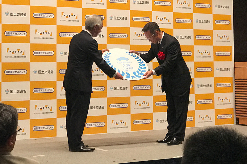 予防安全性能評価大賞の表彰を受けるトヨタ自動車株式会社 CV Company CV製品企画 ZH2 チーフエンジニア 吉岡憲一氏（右）