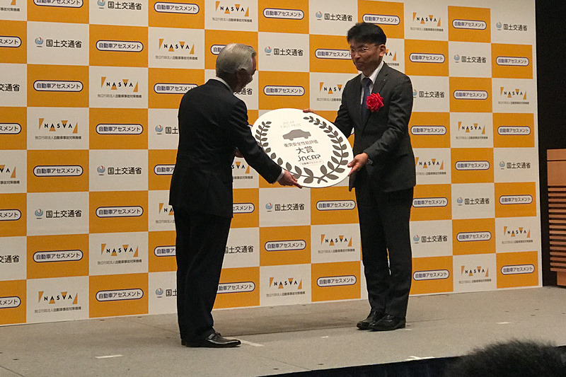 衝突安全性能評価大賞の表彰を受ける株式会社SUBARU 商品企画本部 PGM 布目智之氏（右）