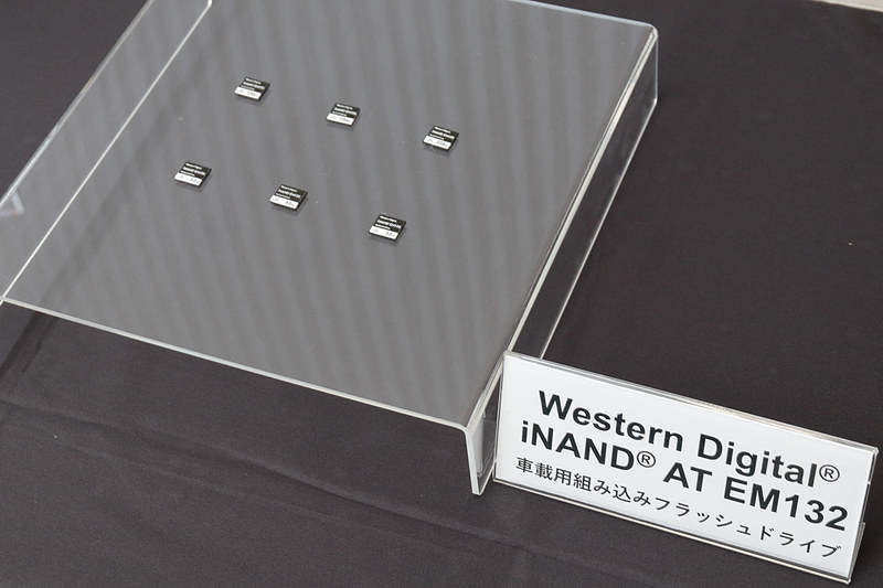 会場に展示された「iNAND AT EM132」。その小ささが分かるだろう