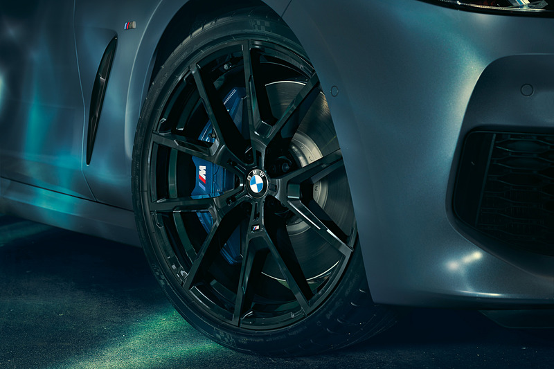 ハイ・グロス・シャドウ・ラインをキドニー・グリルなどに採用したほか、ブラックの20インチMライト・アロイ・ホイールを装着することで走行性能を象徴