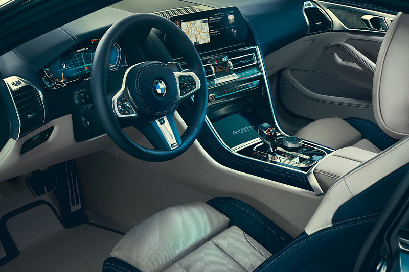 BMW Individualメリノ・レザーを使用したインテリアは、アイボリー・ホワイトをベースにしてナイト・ブルーのアクセントを加え、高級感とスポーティさを演出