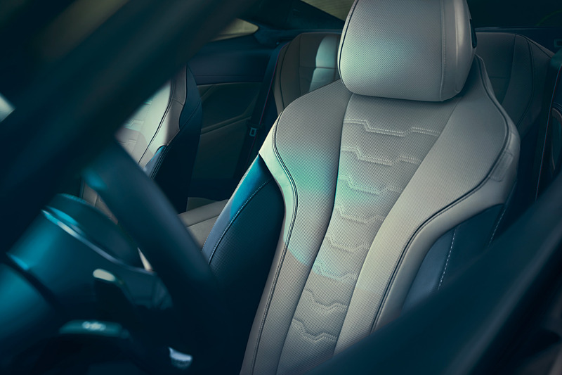 BMW Individualメリノ・レザーを使用したインテリアは、アイボリー・ホワイトをベースにしてナイト・ブルーのアクセントを加え、高級感とスポーティさを演出