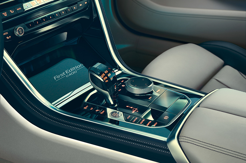 “First Edition”の刻印とともに、シリアルナンバーが記される