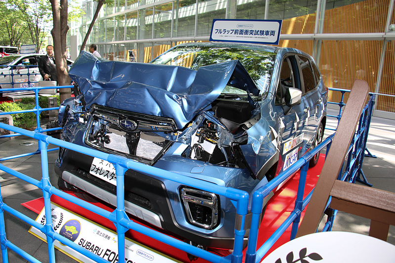 会場となった東京国際フォーラムの地上広場では衝突安全性能のテストで実際に使われた車両を展示。フルフラップ前面衝突試験車両は「フォレスター」、オフセット前面衝突試験車両は「クラウン」