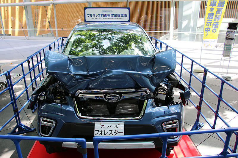 会場となった東京国際フォーラムの地上広場では衝突安全性能のテストで実際に使われた車両を展示。フルフラップ前面衝突試験車両は「フォレスター」、オフセット前面衝突試験車両は「クラウン」