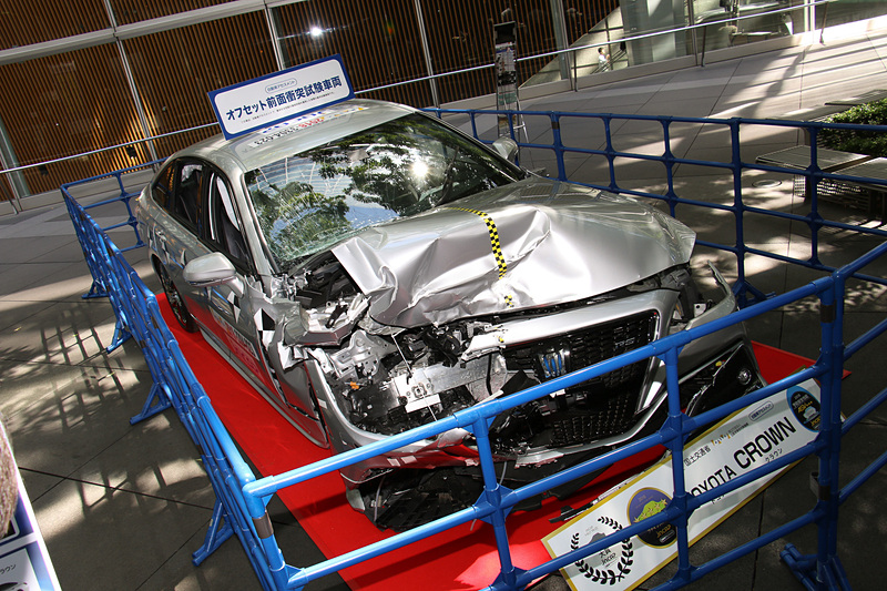 会場となった東京国際フォーラムの地上広場では衝突安全性能のテストで実際に使われた車両を展示。フルフラップ前面衝突試験車両は「フォレスター」、オフセット前面衝突試験車両は「クラウン」