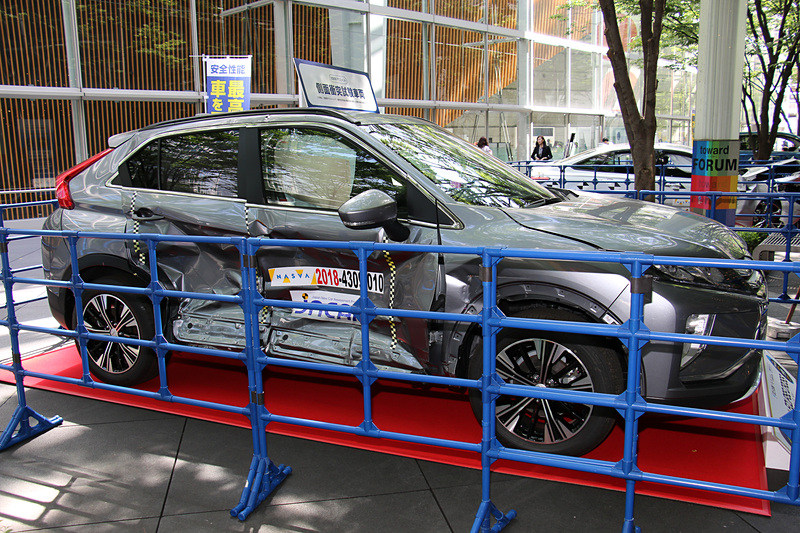 運転席側のドアやフロントフェンダーは衝突のエネルギーで大きく変形。一方でドアは問題なく開閉し、乗員空間はしっかりキープされている