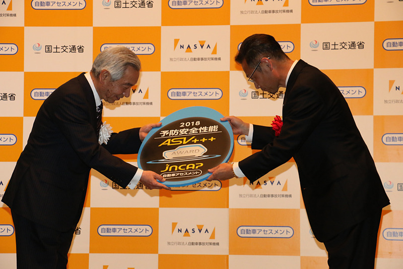 記念メダルを受け取るアルファード/ヴェルファイアの開発担当者