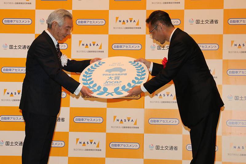 記念メダルを受け取るアルファード/ヴェルファイアの開発担当者