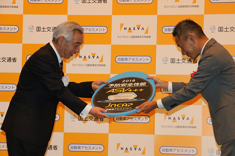 記念メダルを受け取るノートの開発担当者