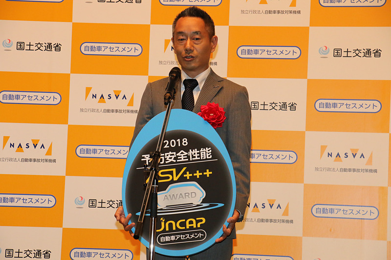 記念メダルを受け取るノートの開発担当者